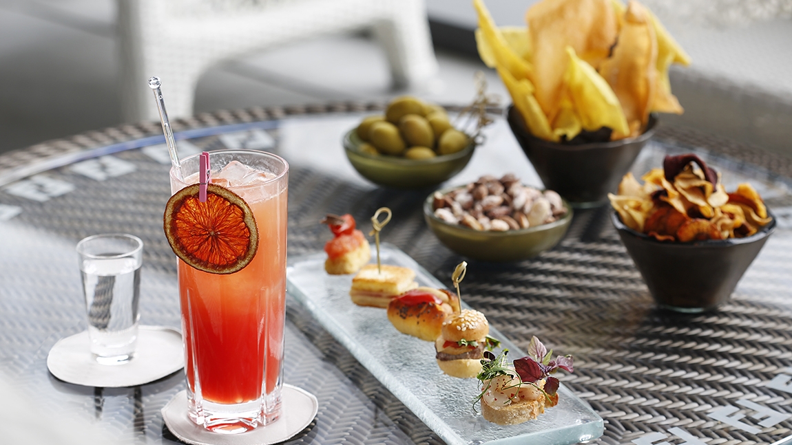 aperitivo formula with drinks and fingerfood milan